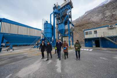 Hakkari Valisi Çelik, sıcak asfalt üretim tesisinde inceleme yaptı