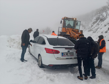 Muş'ta araçlarıyla yolda kalanlar kurtarıldı