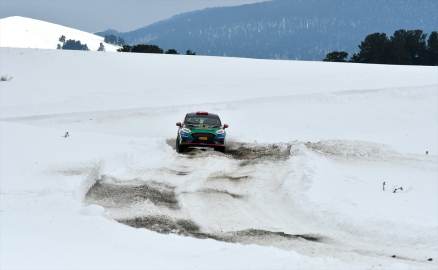 Otomotiv ile lastik şirketleri Kars&#039;ta araçların güvenlik testini sürdürüyor