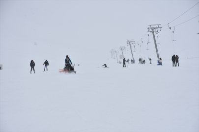 Van'da motorize sağlık ekibi kayakseverlerin yardımına yetişiyor