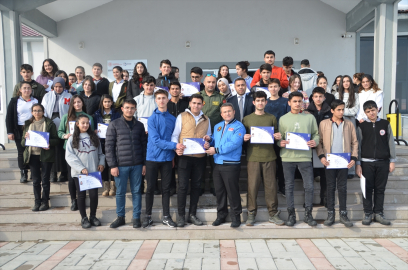 Yüksekova&#039;da model uçak kursuna katılan öğrencilere sertifika verildi