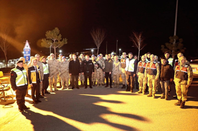 Erzincan Valisi Aydoğdu, toprak altında kalan işçilerin ailelerini ziyaret etti