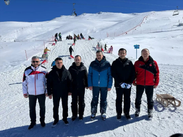 Erzurum'da devlet korumasındaki çocuklar Konaklı Kayak Merkezi'nde kızakla kaydı