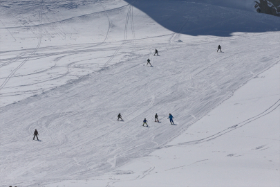Hakkari&#039;de kayakseverler hafta sonunu kayak merkezinde değerlendiriyor