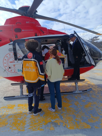 Van'ın Bahçesaray ilçesinde rahatsızlanan bebek ambulans helikopterle şehir merkezine sevk edildi