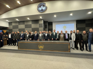 Elazığ&#039;da AK Parti’ye katılanlara rozetleri takıldı
