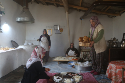 Malatya&#039;nın yöresel ekmeğini yaparak il dışına gönderiyor