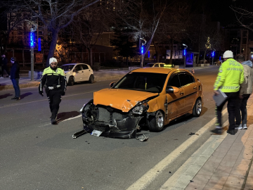 Elazığ'da 4 aracın karıştığı kazada 2 kişi yaralandı