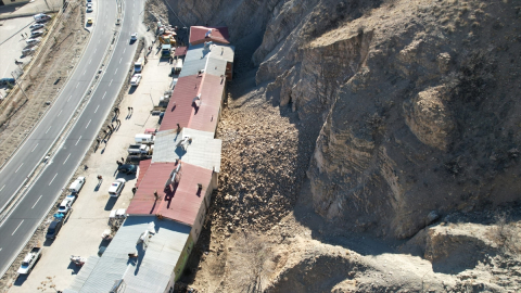 Erzurum Valisi Çiftçi, heyelan yaşanan Çaybaşı Mahallesi'nde inceleme yaptı: