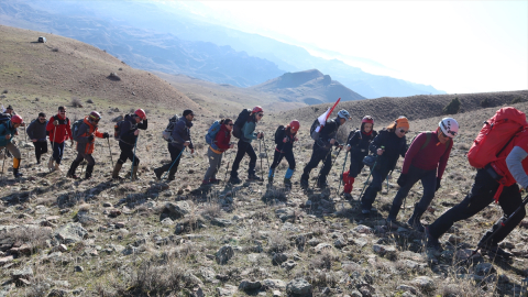 Türkiye ve Azerbaycan'dan dağcılar, Hocalı Katliamı kurbanlarını Haça Dağı zirvesinde andı