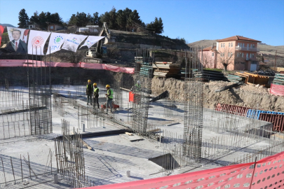 Bakan Özhaseki, Akçadağ&#039;da incelemelerde bulundu, seçim ofisinin açılışına katıldı