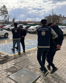 Erzincan&#039;da yakalanan 2 göçmen kaçakçısı tutuklandı