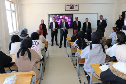 Hizan Kaymakamı Özçelik, Kız Anadolu Lisesi&#039;ni ziyaret etti