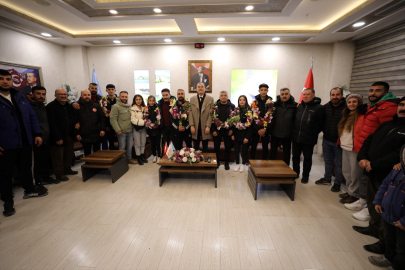 Van&#039;ın milli atletleri havalimanında çiçeklerle karşılandı