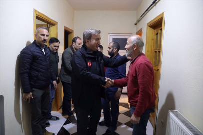 Erzincan Valisi Aydoğdu toprak altında kalan işçilerin ailelerini ziyaret etti