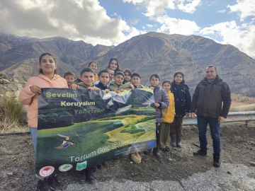 Erzurum&#039;da ilkokul öğrencileri Tortum Gölü&#039;nde kuş gözlemi yaptı
