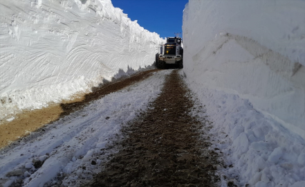 Hakkari&#039;de kar nedeniyle kapanan üs bölgelerinin yolu açıldı