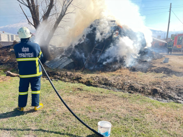 Iğdır'da korkutan yangın: 4 bin balya küle döndü