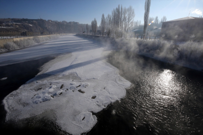 Termometrelerin eksi 23 dereceyi gösterdiği Ardahan buz kesti