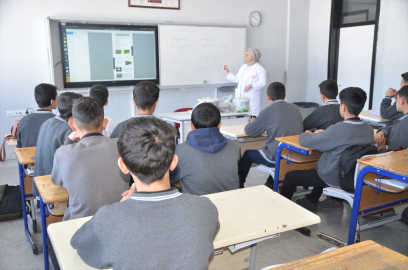 Yüksekova&#039;da öğrenciler, tarım sınıfında eğitim görüyor