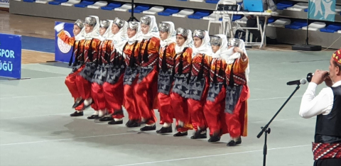 İzollu İlkokulu halk oyunları yarışmasında il ikincisi oldu