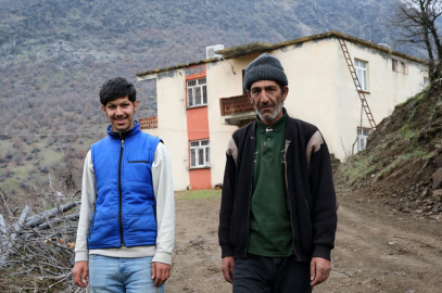 Bitlis'in Karaca mezrasında sadece baba oğul yaşıyor