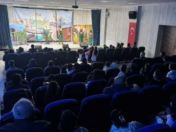 Hakkari'de çocuklar, "Z tayfa" tiyatro oyunuyla eğlendi