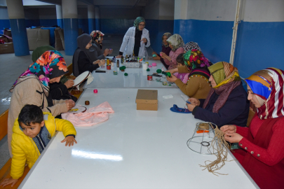 Vanlı kadınlar okulun bodrum katında atıl malzemeleri süs eşyasına dönüştürüyor