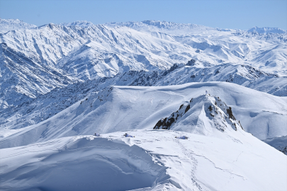 Jandarma timleri metrelerce karın bulunduğu dağlarda terörle mücadeleyi sürdürüyor