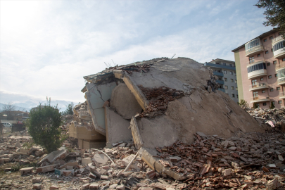 Malatya'da enkaz kaldırma ve yıkım çalışmaları devam ediyor