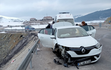 Erzincan&#039;da bariyere çarpan otomobildeki 6 kişi yaralandı