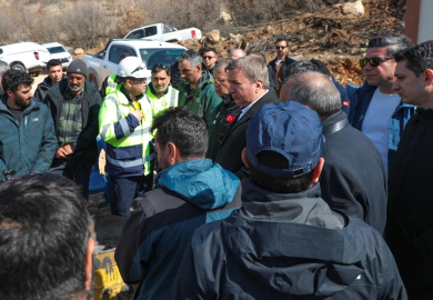 Erzincan Valisi Aydoğdu, maden ocağında toprak altında kalan işçilerin aileleriyle görüştü