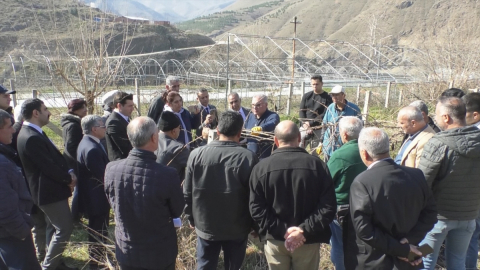 Fırat Üniversitesi Keban MYO tarafından çiftçilere bağ budama eğitimi verildi
