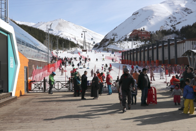 Kar kalınlığının 135 santimetreyi bulduğu Palandöken&#039;de oteller marta dolu giriyor