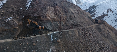 Yüksekova&#039;da Keçili köyünün yolu genişletiliyor