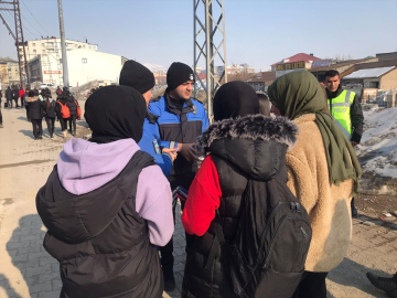 Yüksekova&#039;da polisler, öğrencileri üst geçit kullanmaları için bilgilendirdi