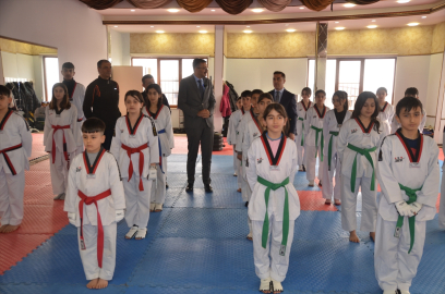 Hakkari Valisi Çelik Yüksekova&#039;da gençlerle bir araya geldi