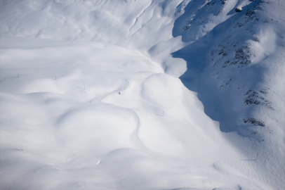Karın günlerdir geçit vermediği Van-Bahçesaray yolu helikopterden görüntülendi