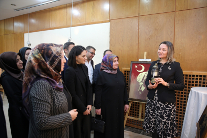 Muş'ta usta öğretici, kullanılmayan kartonlardan yaptığı resimlerle geri dönüşüme dikkati çekti