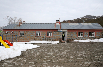 Sobayla ısıtıp ev ortamına dönüştürdüğü sınıfta 4 öğrencisini geleceğe hazırlıyor