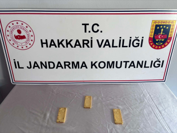 Hakkari&#039;de minibüsteki bir yolcunun ayakkabılarında 3 kilo külçe altın ele geçirildi