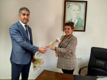 Kale ilçesinde kadınlara Dünya Kadınlar Günü'nde karanfil dağıtıldı