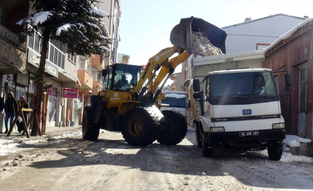 Sarıkamış&#039;ta kar kütleleri kamyonlarla ilçe dışına taşınıyor