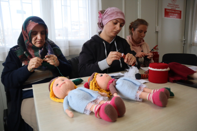 Depremzede kadınlar amigurumi bebek üreterek afetin etkisinden uzaklaşıyor