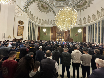 Deprem bölgesinde ilk teravih namazı kılındı