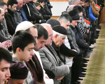 Erzurum, Ardahan ve Kars'ta vatandaşlar ilk teravihte tarihi camileri doldurdu