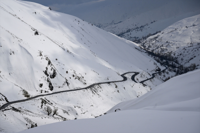 Kar esareti altındaki Bahçesaray'da yöre halkı ramazan için erzak depoladı