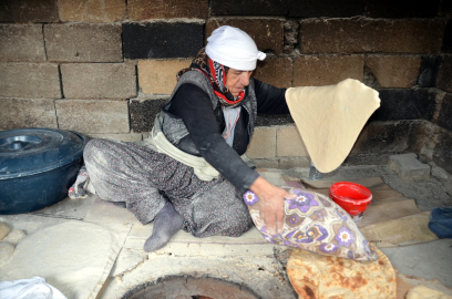 Muşlu kadınlar ramazan için tandırda ekmek pişiriyor