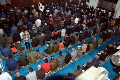 Van ve Muş&#039;ta ilk teravih namazı kılındı