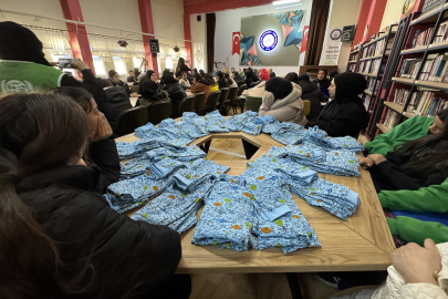Elazığ&#039;da kız meslek lisesi öğrencileri Gazzeli çocuklar için giysi dikiyor